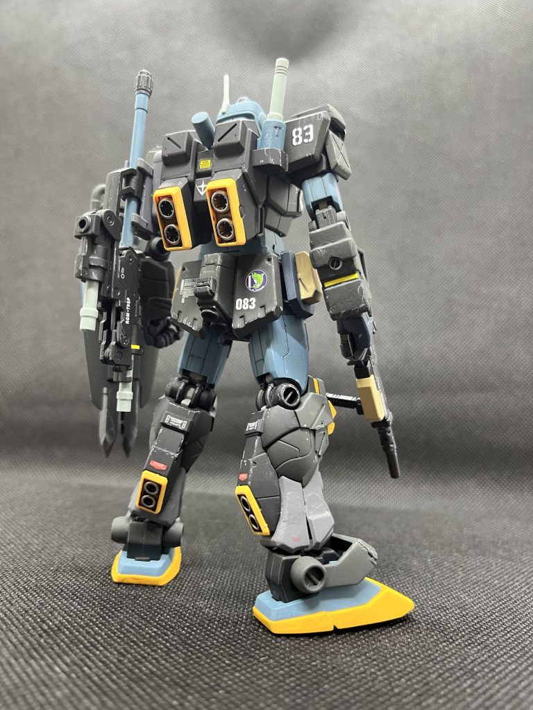 腰にはスペアマガジンを装着(EZ-8から流用)バックパックにラックを装着し、ツイン・スピアーを懸架。スピアーの柄を上にするか、下にするかで悩みましたが、柄が上にくる方が抜刀時にスムーズだと考え、このスタイルに落ち着きました。ツイン・スピアーはスティックの長さを調整出来るように改造。短い状態で装着してます