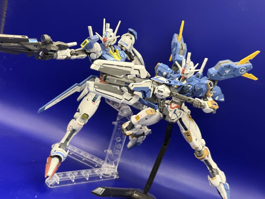 最後にエアリアルのパーメットスコア・シックスと並べてポーズこの2機を並べて飾るのはやっぱりいいですね。部分塗装に水転写デカールに墨入れとつや消しフィニッシュです。次回は趣向を少し変えますがMGキットを組む予定です。