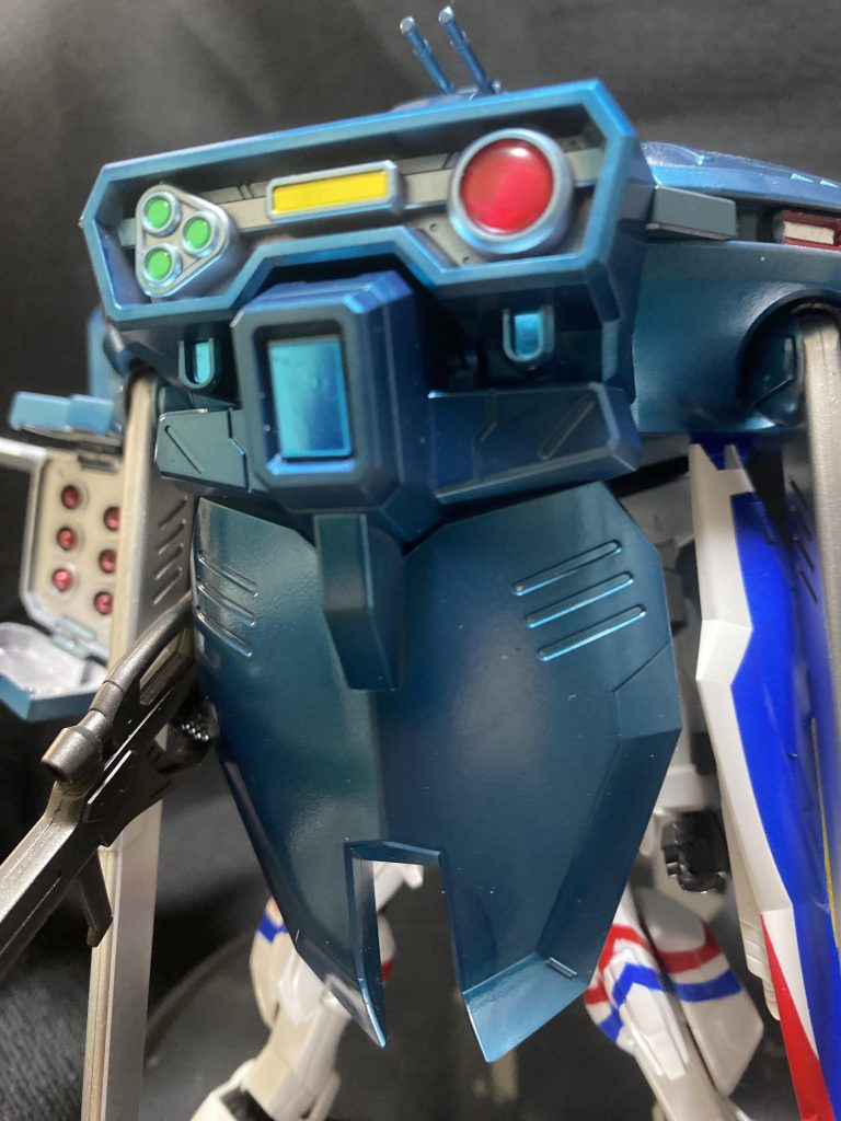 付属のプラスチックシールだけだと平面的なので赤い部分だけ透明レジンでレンズぽくしました。