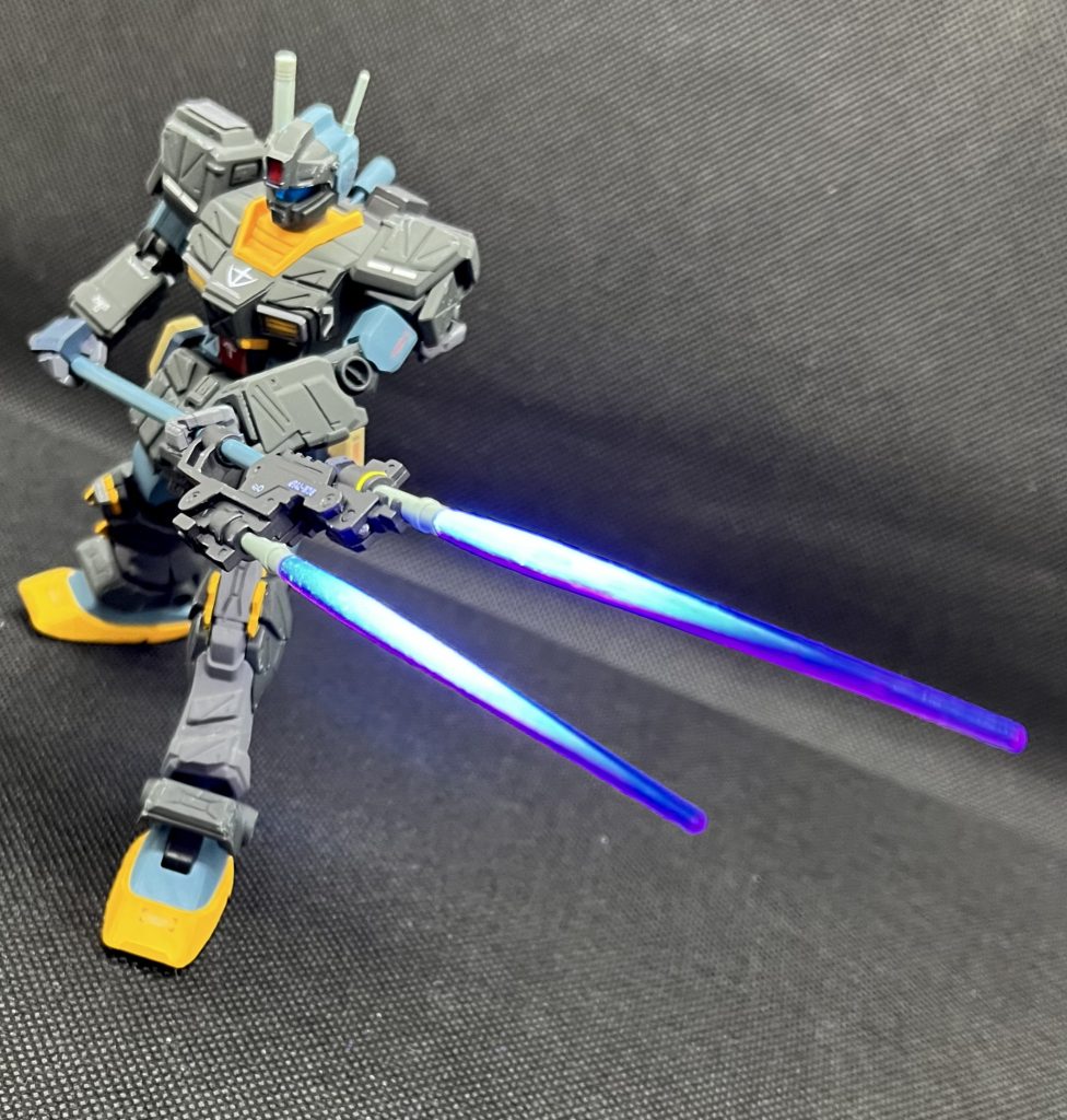 ツイン・スピアーを蛍光塗料とUVライトで発光させてみました。ポージング難しいですね。。。