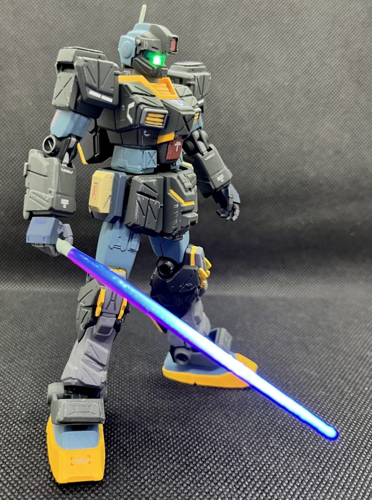 ビームサーベル抜刀。UVライトで光らせてみましたが、赤くならないっす。