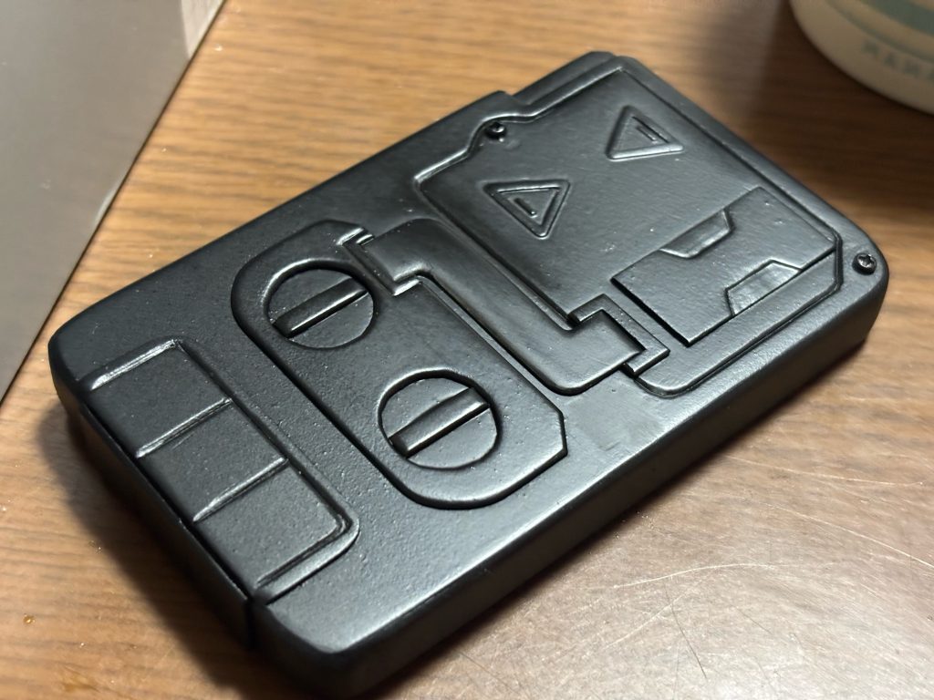 素材はセリアの1mmプラ板で、箱組みしてそこにがちゃがちゃつけてます。自分にしては頑張ったと思います。