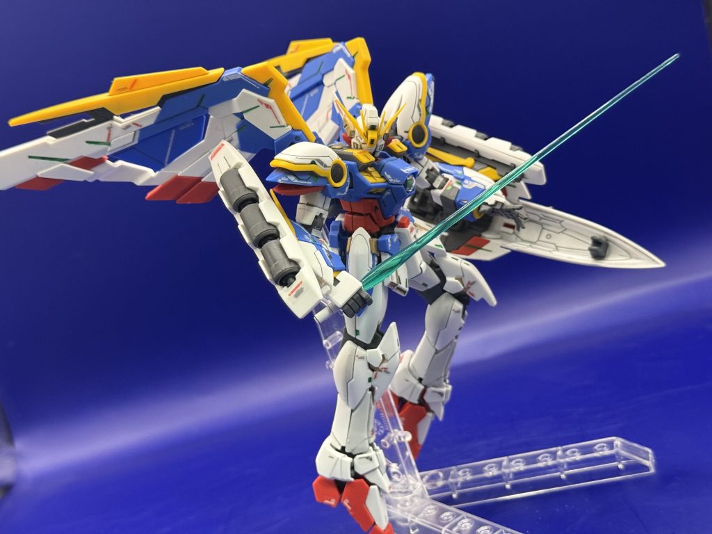 ビームサーベルを構えてポーズ後部羽を展開して切りかかるイメージで!