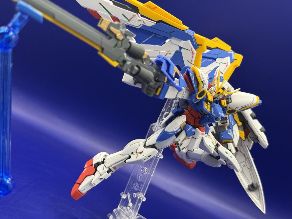 そしてバスターライフルをSEED撃ちポーズ!やはりウイングの代名詞なだけあってかっこいい!ただ重いのと関節がRGのあれなので支え棒必須ですが…