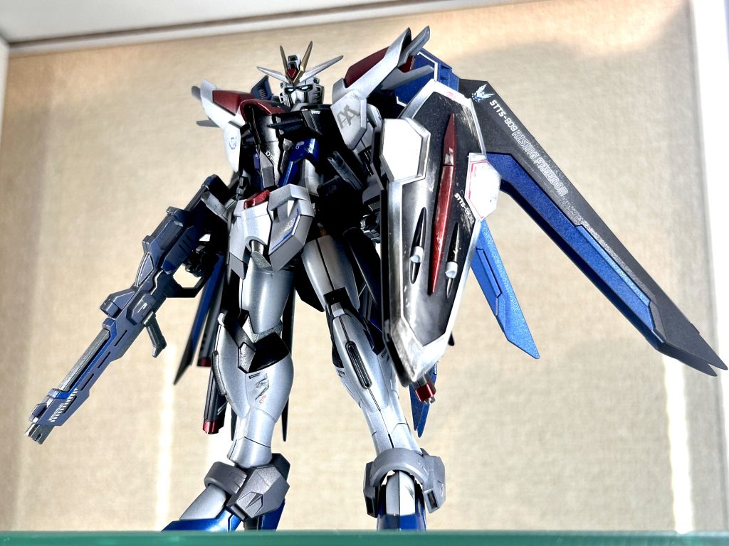 今回もウェザリングを少々。やはりボロボロなシールドは良いですね。カメラアイや口のカラーリングはあえてライフリのままにしてます。