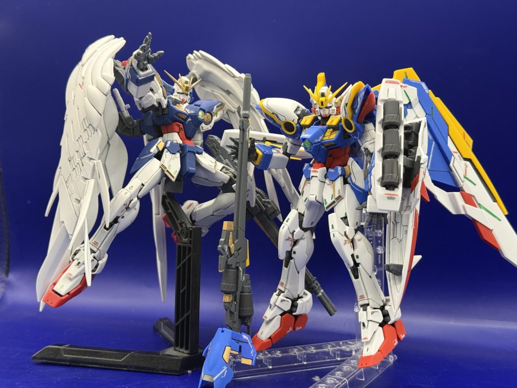 最後はウイングガンダムゼロEWとツーショットで!2機揃って見るとほんとにカッコイイ!組み立ては部分塗装に墨入れ、付属デカールにつや消しでフィニッシュ!きちんと作れるようになってガンプラ技術をあげたことの実感を得たいいキットになりました!