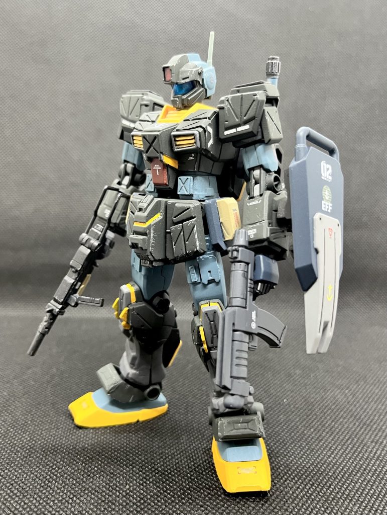 シールドを陸戦型ガンダムの小型のものに替えて、二丁拳銃スタイルにしてみました。このスタイルもカッコいい!