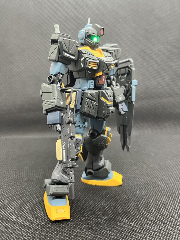 目にはLEDを仕込んでます。電池は背中のバックパックの中に格納しました。マシンガンはEZ-8のものに差し替え。額の赤いレンズ部は市販品のパーツに差し替えて、Hアイズ(赤)のランナーを切り取って作りました。