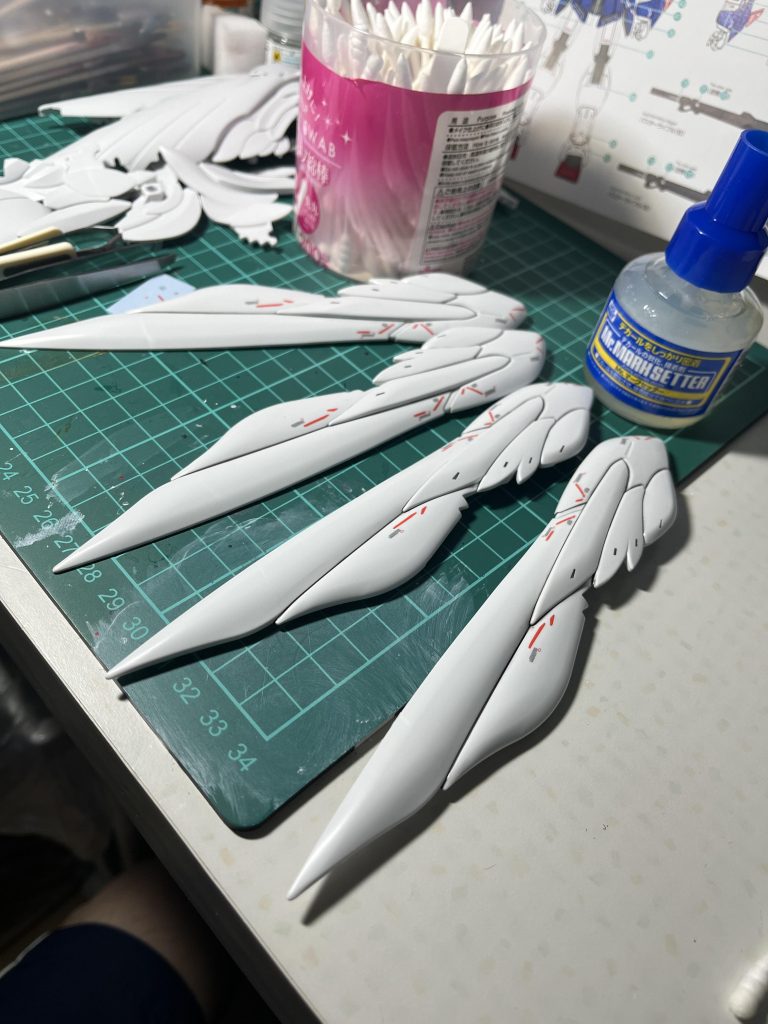 デカールを貼るので相当かかります。