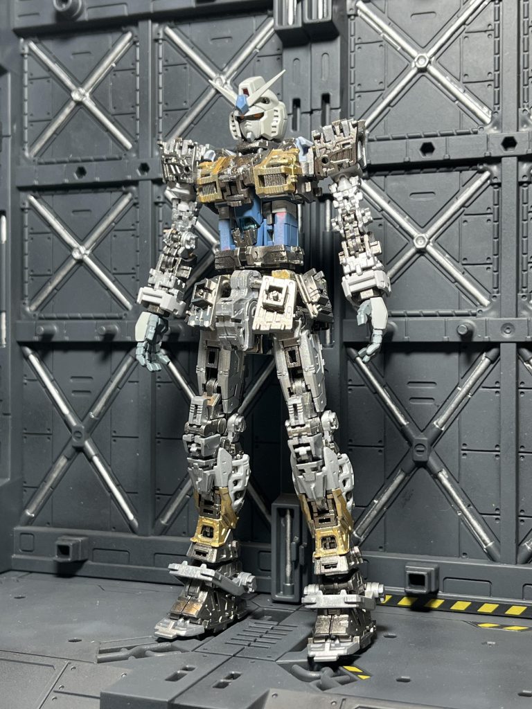 内部フレームです。ご存じのように、このキット、フレームだけでガンダムになります。塗装は、GSI水性カラーのスーパーファインシルバー、黒鉄色、ゴールドを適当に塗り分けています。フレームにチラ見えする金色、大好きです。