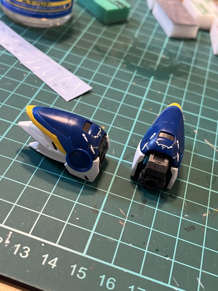 とにかく左右対称に貼れてるかめっちゃ確認してます。