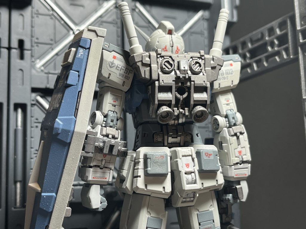 背面です。リアリスティックデカールの縁の処理って皆さんどうされています。通常のデカールより分厚いのでクリアー吹いても消えませんよね。