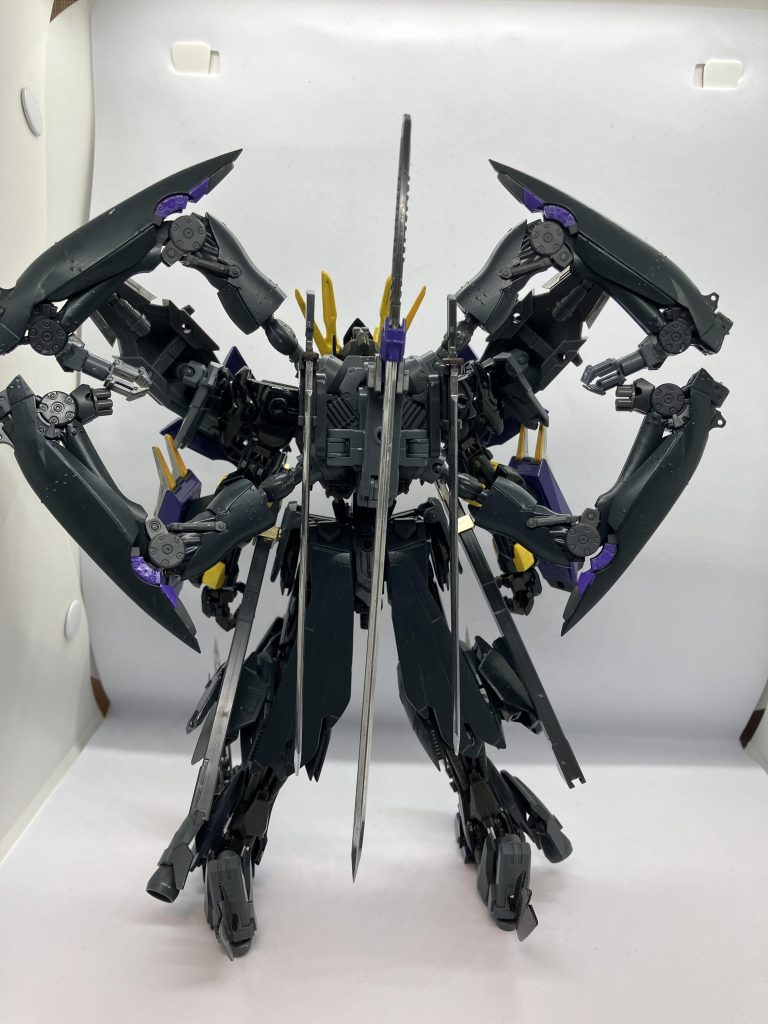 バックパックはサブアームが搭載されており無限♾️のマークを表しているまた背中には三本の刀と太刀を装備されている