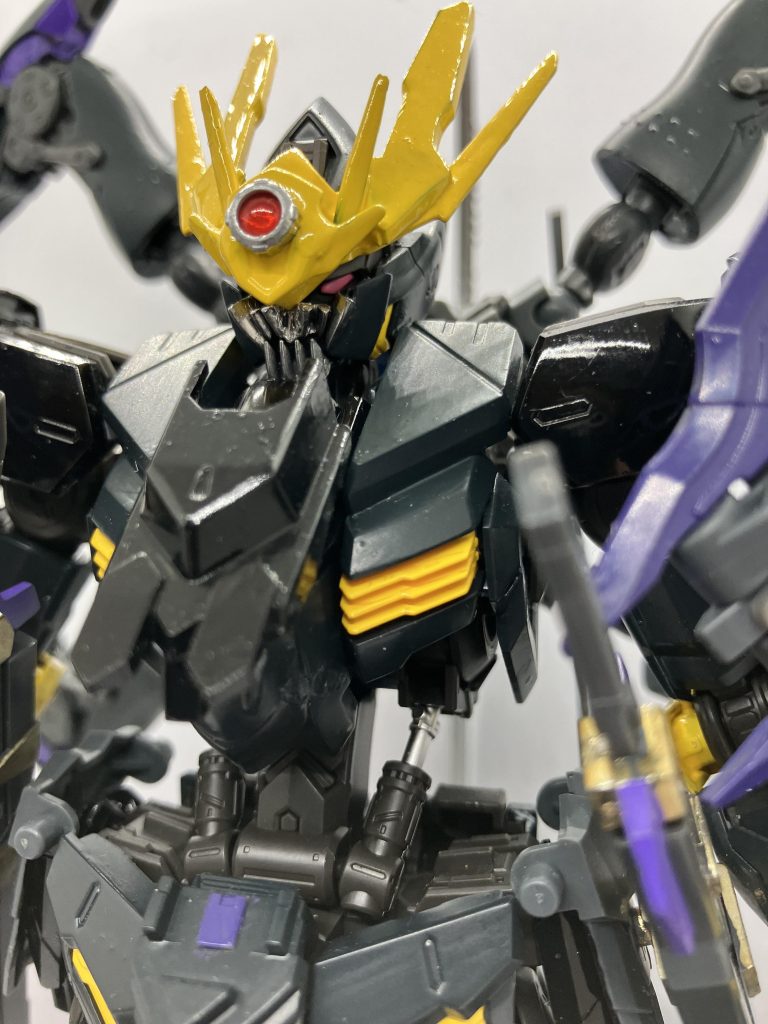 遠くからは一つ目に見えるが近くで見るとガンダムのメインカメラが見えるがその顔は鎧武者を彷彿とさせる