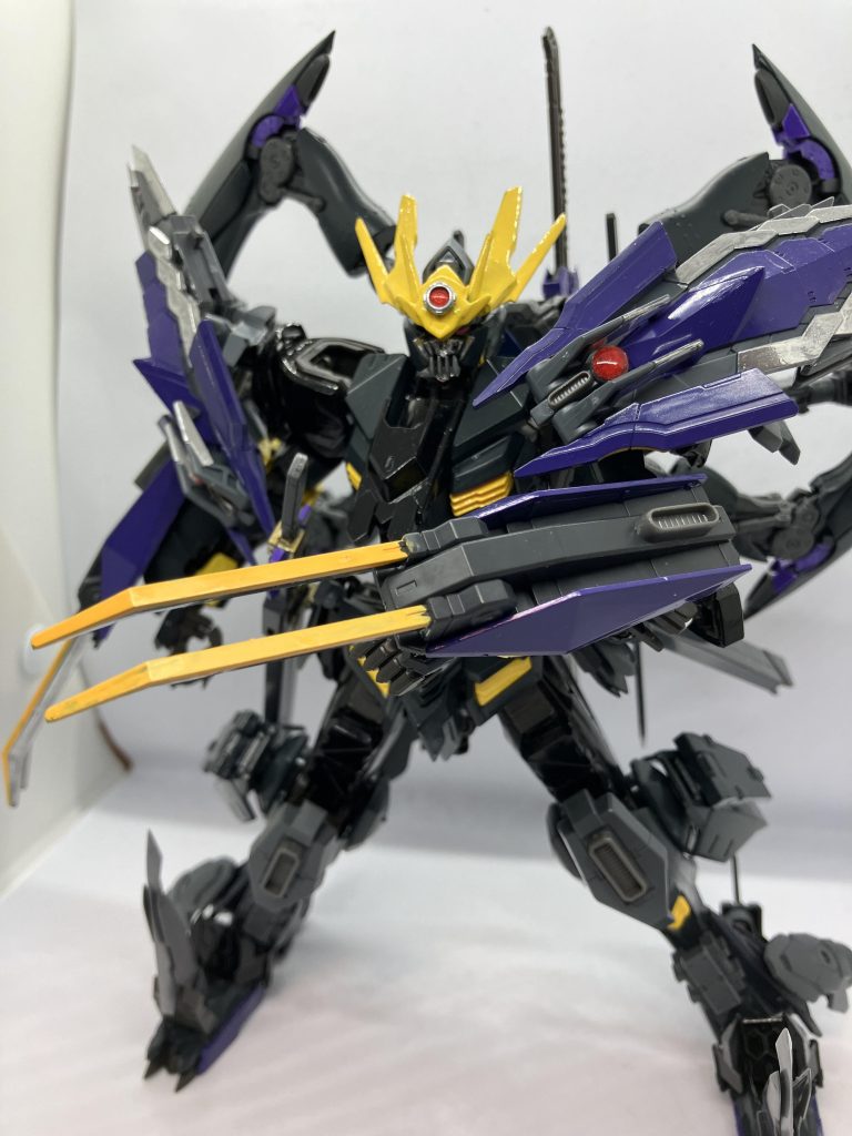 紫電爪(しでんそう)両腕に装備されたかぎ爪で普段はガントレットとして扱われているが接近戦では爪が展開して敵機体の装甲を引き裂く