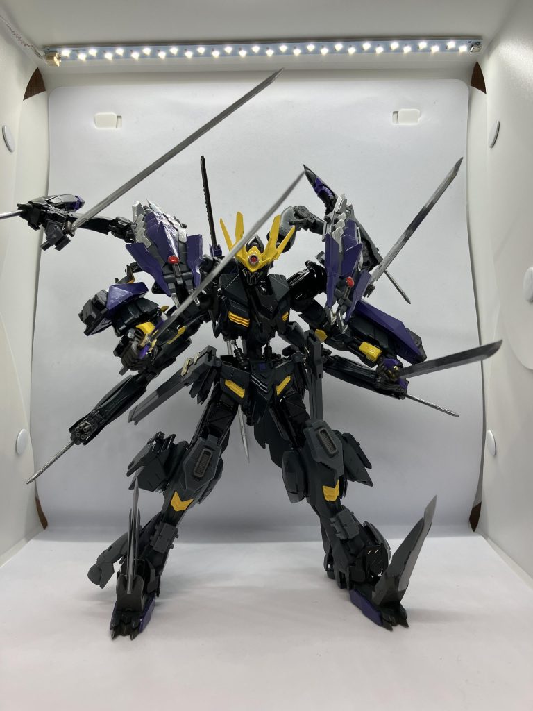 無双鎧王形態(むそうがいおうけいたい)鎧王が大勢の敵を相手にする時に全ての武器を使う形態サブアームは展開されて刀を振いパイルバンカーで敵を貫くその姿は阿修羅を彷彿とさせる