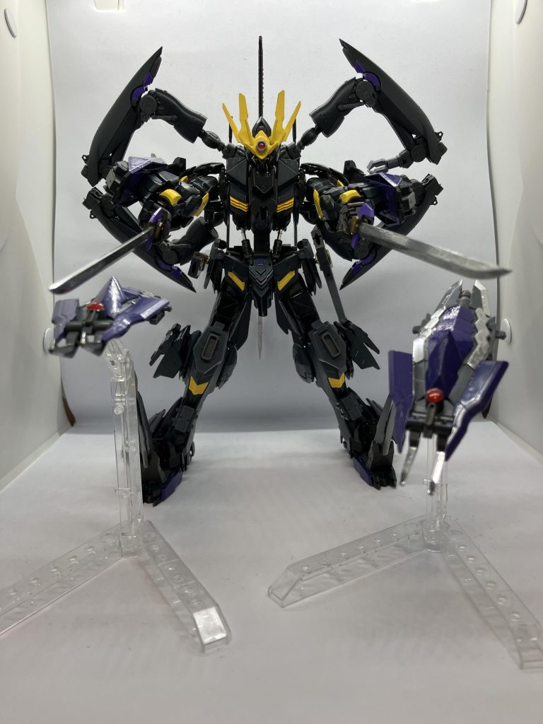 装鎧虫(そうがいちゅう)肩に装備された小型偵察機敵の偵察と監視だけでなく全身に刃が仕込まれており敵機体に攻撃を仕掛ける