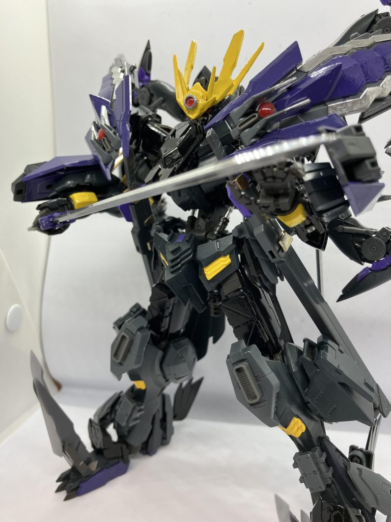 黒雨を振り下ろした時鎧王は真の実力を発揮し目の前の敵がいなくなるまで動き続ける