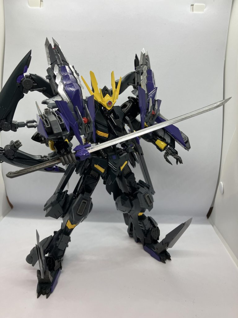 大太刀黒雨(くろさめ)鎧王愛用の武器で千の敵機体を破壊したとされる逸話を持っている