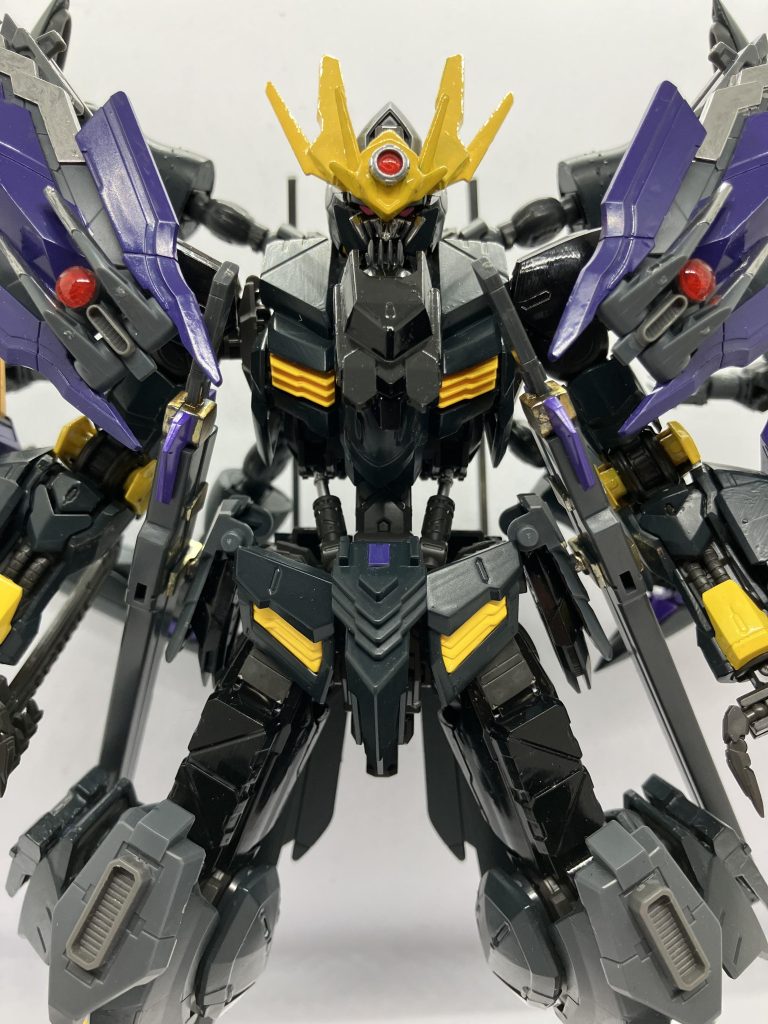 以上バルバトス鎧王でしたちなみにこの機体はナイツ&マジックに登場する主人公機体イカルガをモチーフにしていていつか作りたいなと思って形にしました正直鎧武者も意識してたので自分の形にしたい機体に出来てめちゃくちゃ満足です!ただこの機体製作時にグリスを塗ったせいか下半身がめっちゃグラグラするようになっちゃったのでその辺をなんとか修正することを検討しています