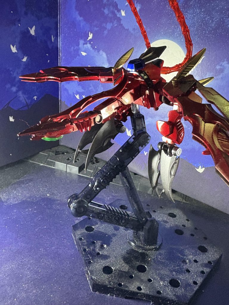 飛勇帝の神器に似た鳥、破朱円を連れており、その連携で敵を翻弄する