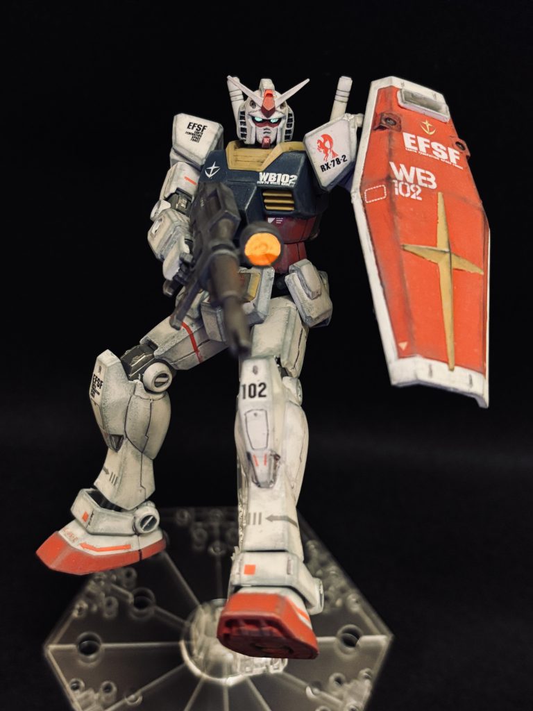 パステルシャドウ風に見えるよう、ウェザリングマスターでエッジを強調してみました。カメラアイ、メインカメラ、ライフルのスコープ、バーニア、足裏バーニアに蛍光カラーを使用しました。カメラアイは蛍光イエローを塗ったのですが、ライトを当てたら緑に光りました。