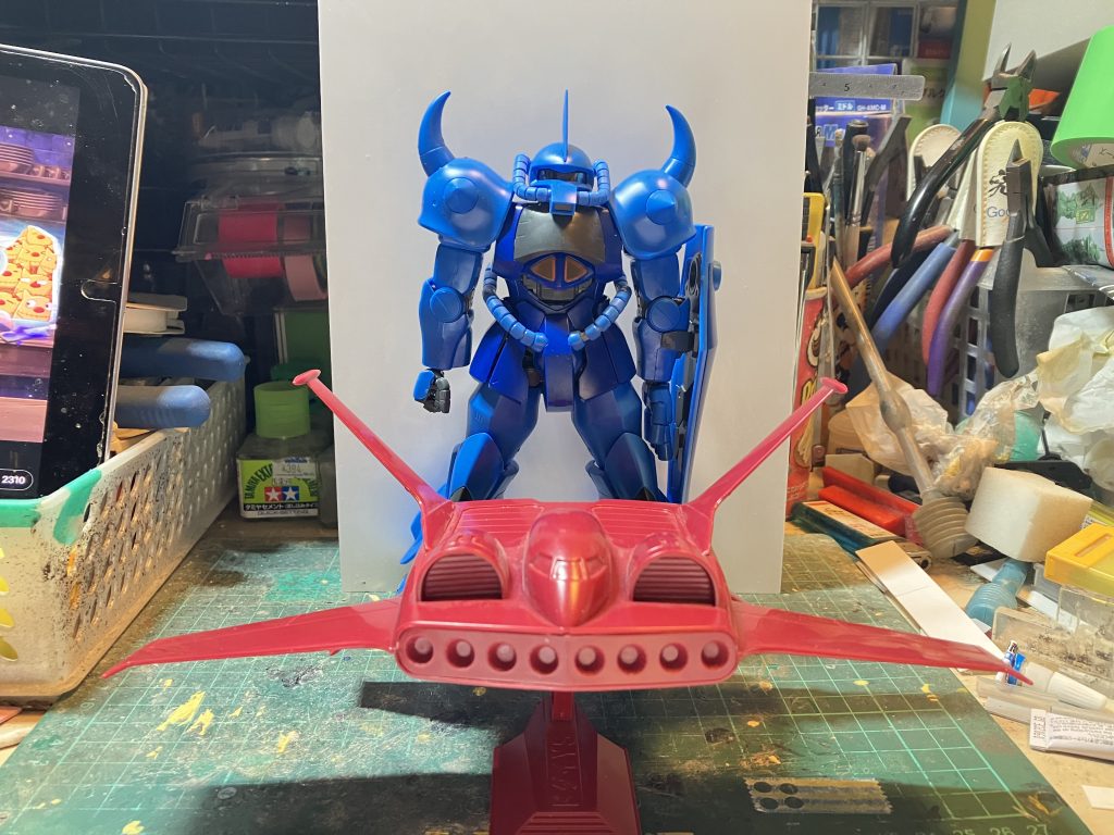 まずは大きさを測るため旧キットを仮組各部、測ってたら以外と曲面が多く難儀でした💦💦胴体部の大きさを調整するためにグフを用意して現物合わせで進めていきましたすると単純に大きくしただけでは脚がキレイに開かないくらい少し狭かったですなので胴体を拡げて主翼もバランス良くするため少し拡げる事にしましたそしたら全幅380ミリにもなる機体になりました〜(//∇//)