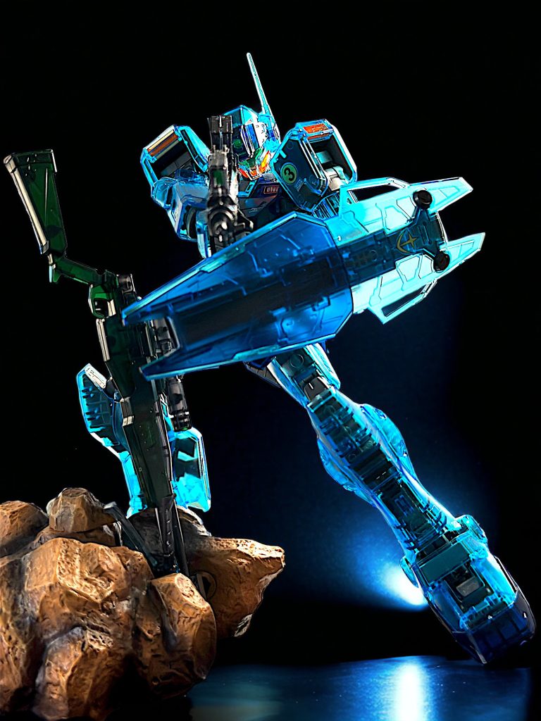 岩場で狙撃していたところに、敵が接近してきたため、スナイパーライフルを置き、シールドを構えて近接戦に切り替えたシーンをイメージしてみました。