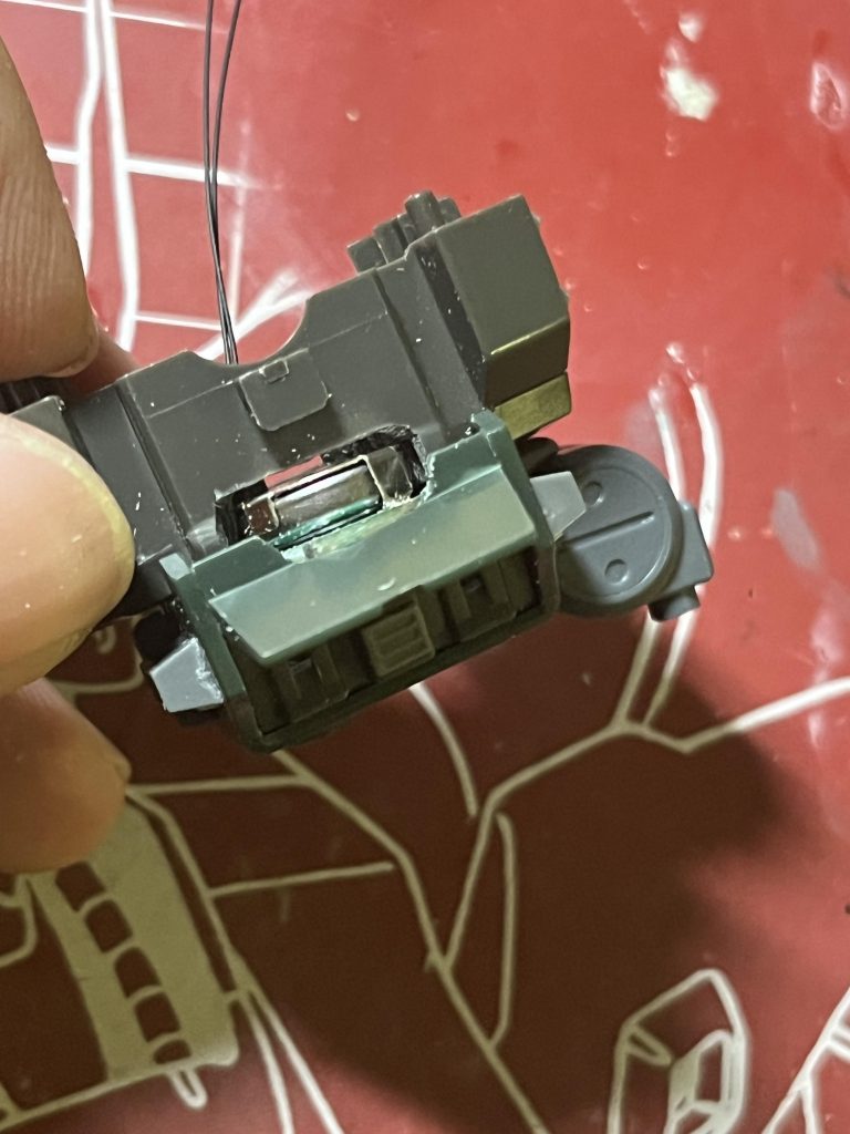 LED本体はバックパックに埋め込んでます。