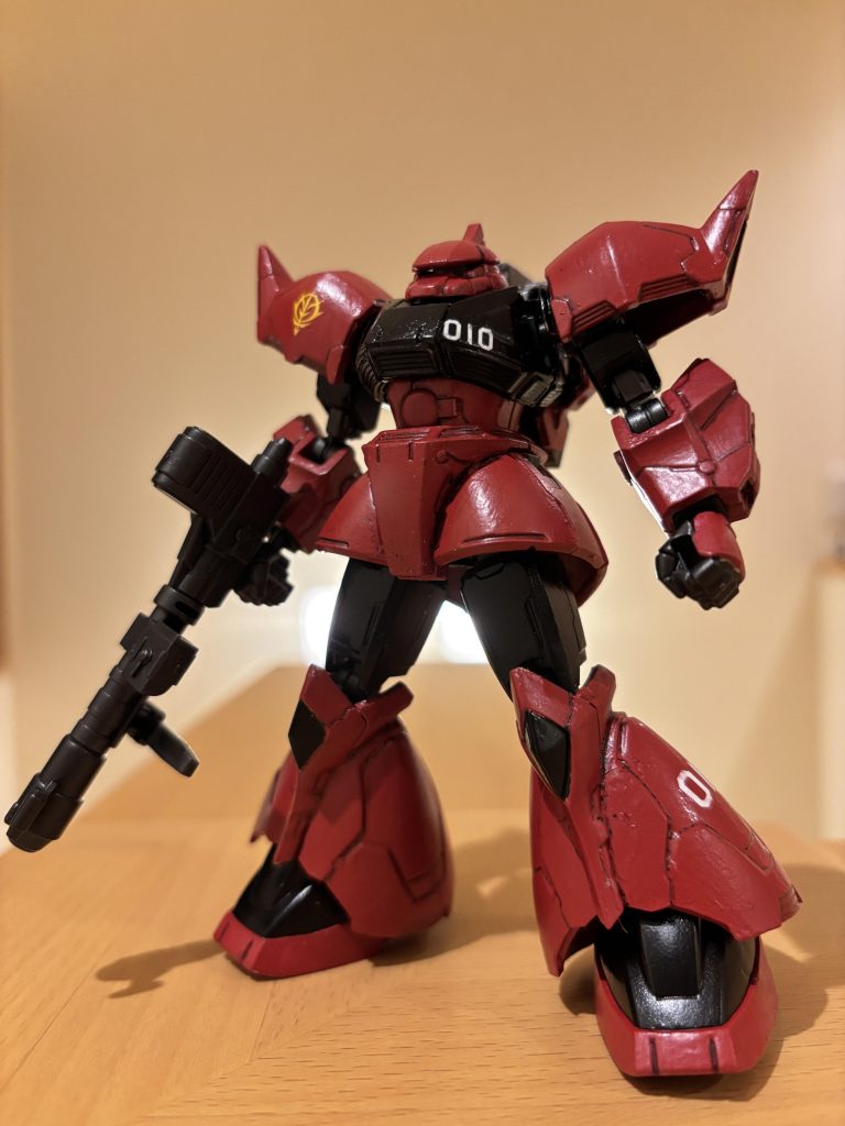 まずは一機目。ジョニー・ライデン専用ゲルググです。最新版の量産型ゲルググを、ミスターカラー油性のあずき色で塗りました。まあまあそれっぽくなったと思います。