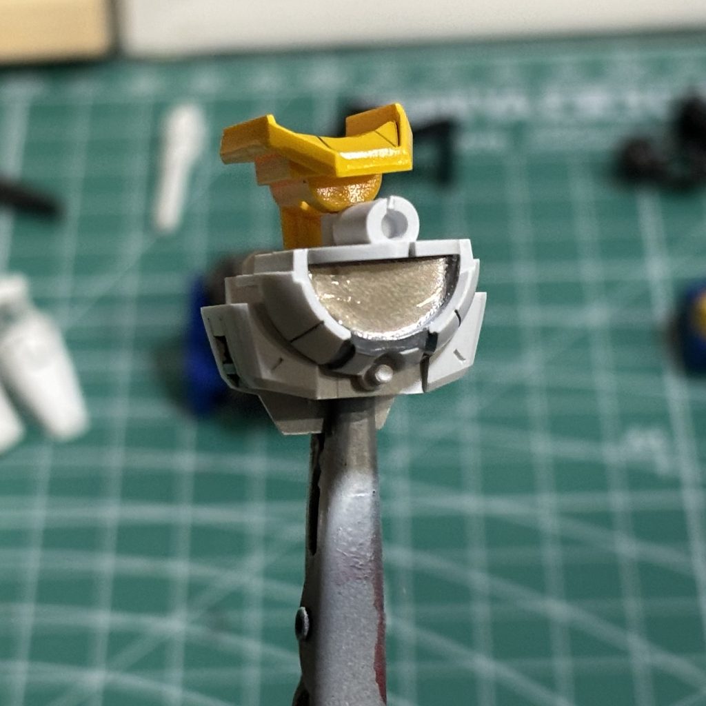 内側に光を反射するようにシルバーのシールを貼ります。