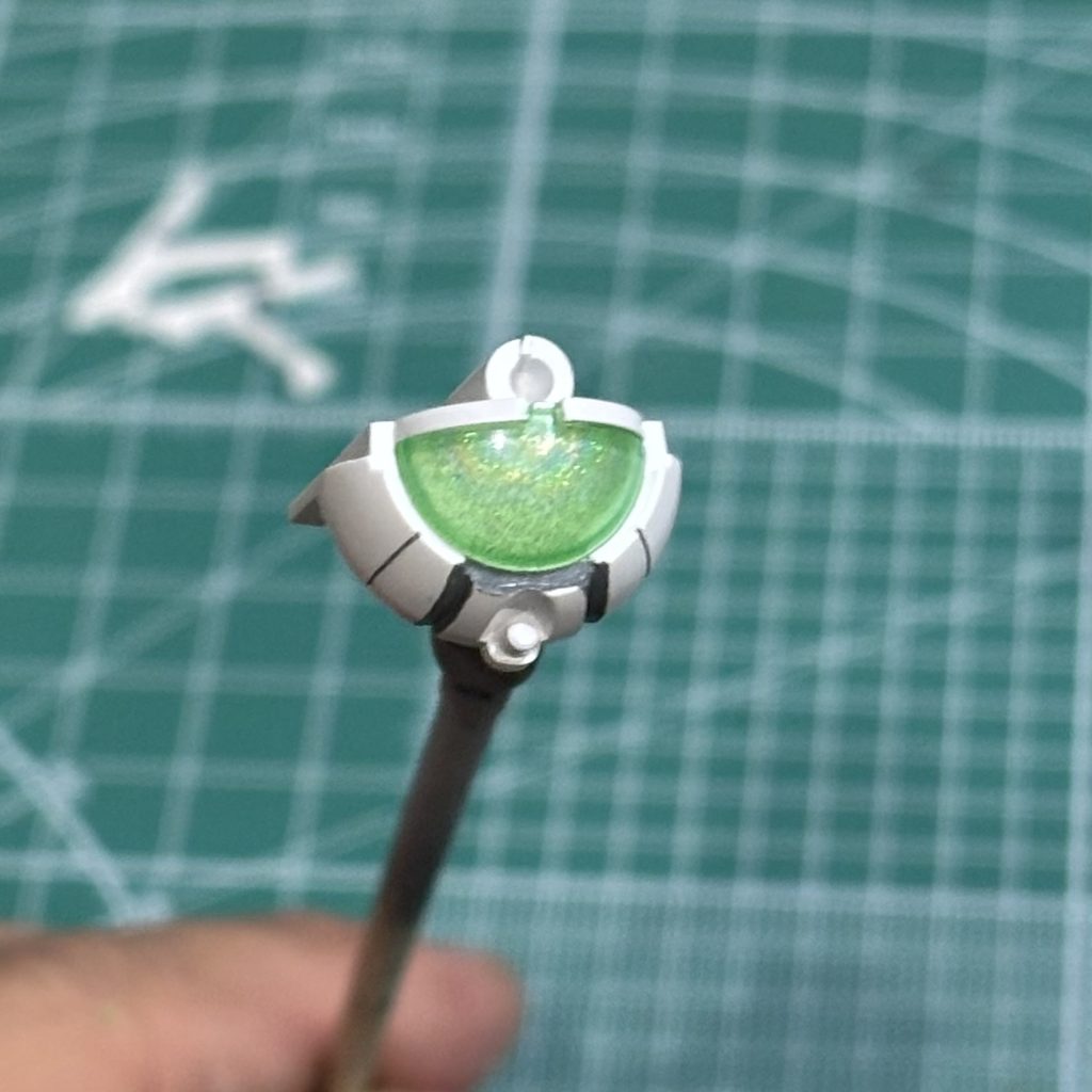 クリアパーツの内側にサイコフレームホログリーンを塗装、その上から蛍光グリーンとクリアーを調色した層最後にもう一度ホログリーンを塗装しました。層を作る事で塗膜内で光が乱反射します。