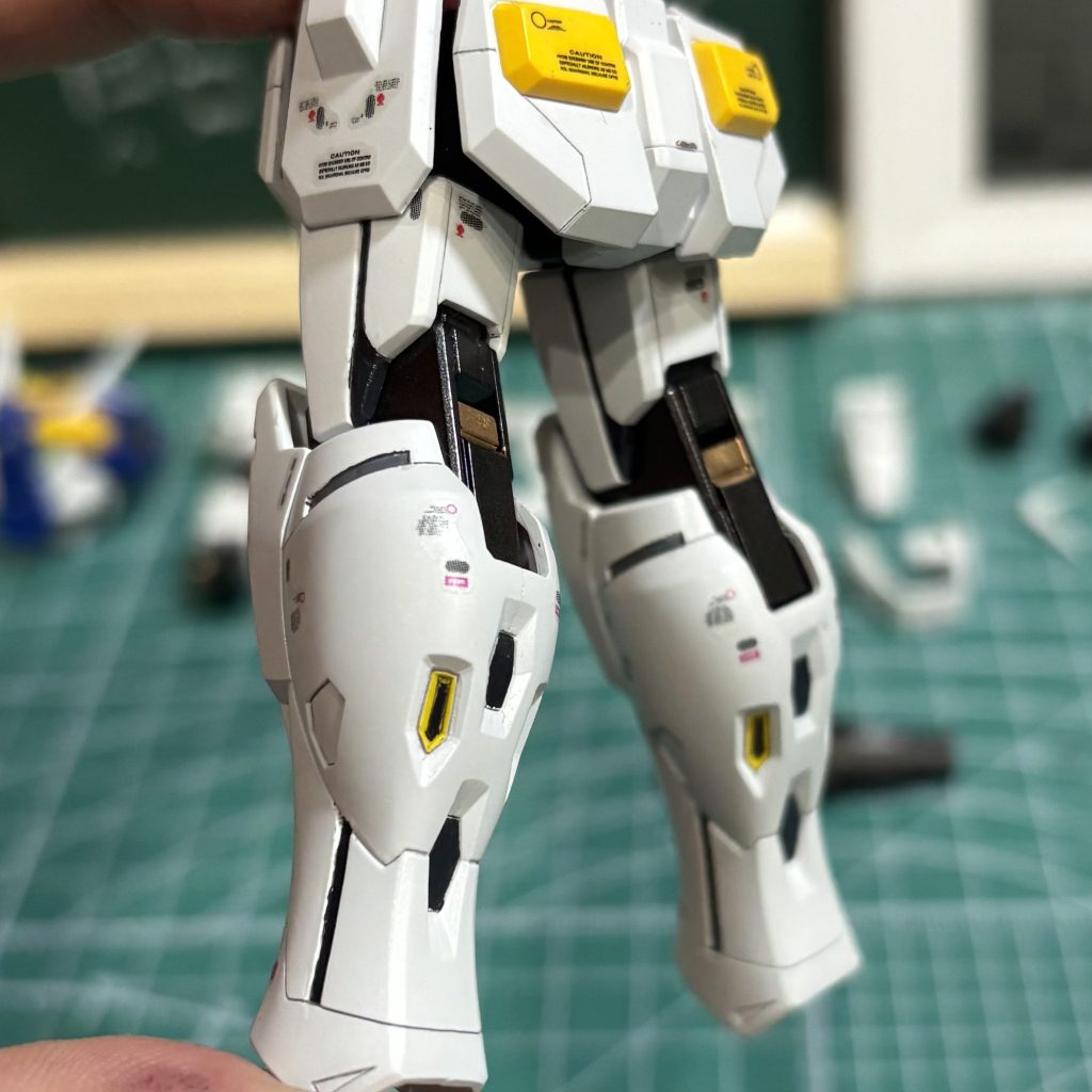 脚のデティールはこだわりました。エクシアを参考にしつつ、第一世代MSなので、エクシアを超えない程度に彫り込みました。