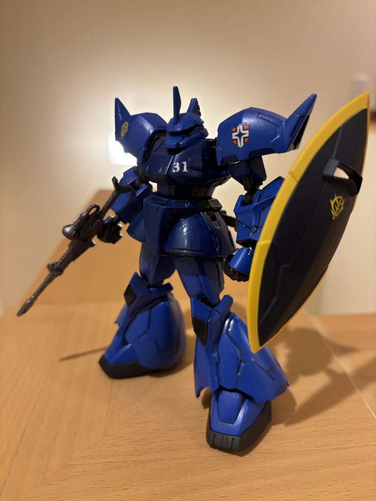 シャアザク用に購入していたデカールに、ランバ・ラルのエンブレムも入っていたので、ちょうど良かったです。水性塗料のフリーダムブルーと、インディブルーです。インディブルーにはメタリックブルーと青竹色を少し混ぜてあります。