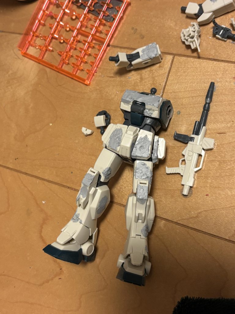 穴の空いた箇所をラッカーパテで埋め……