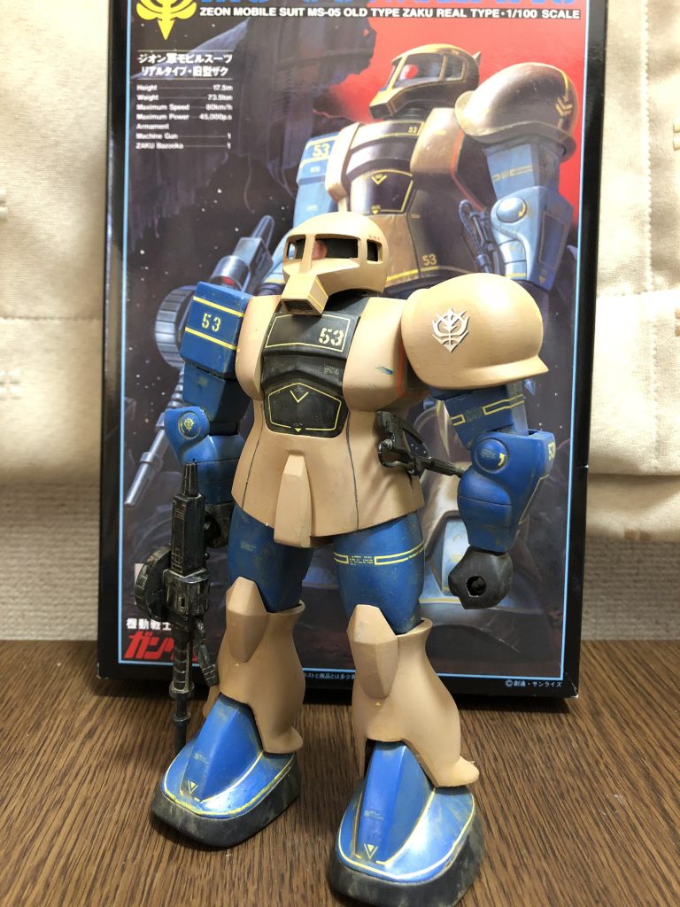 旧キット特有の全く浮いてこない水転写式デカールに苦労した思い出😅エナメル塗料でウェザリングしたら、関節がエネメル割れを起こしてしまい、右腕を接着剤で固定した為動かなかったはず笑旧キットといえど、この旧ザクはプロポーションが素晴らしく感動しました。しかし引越し作業中に棚から転落してしまい、木っ端微塵になったので処分してしまいました😭今考えればとても勿体無い...。