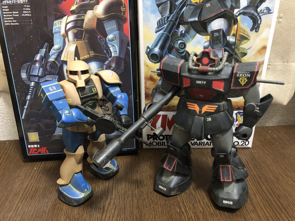 同時期に作った 1/100 プロトタイプドムと。非常に素晴らしいキットだったので、購入できる機会があれば是非また再挑戦んしたいです。