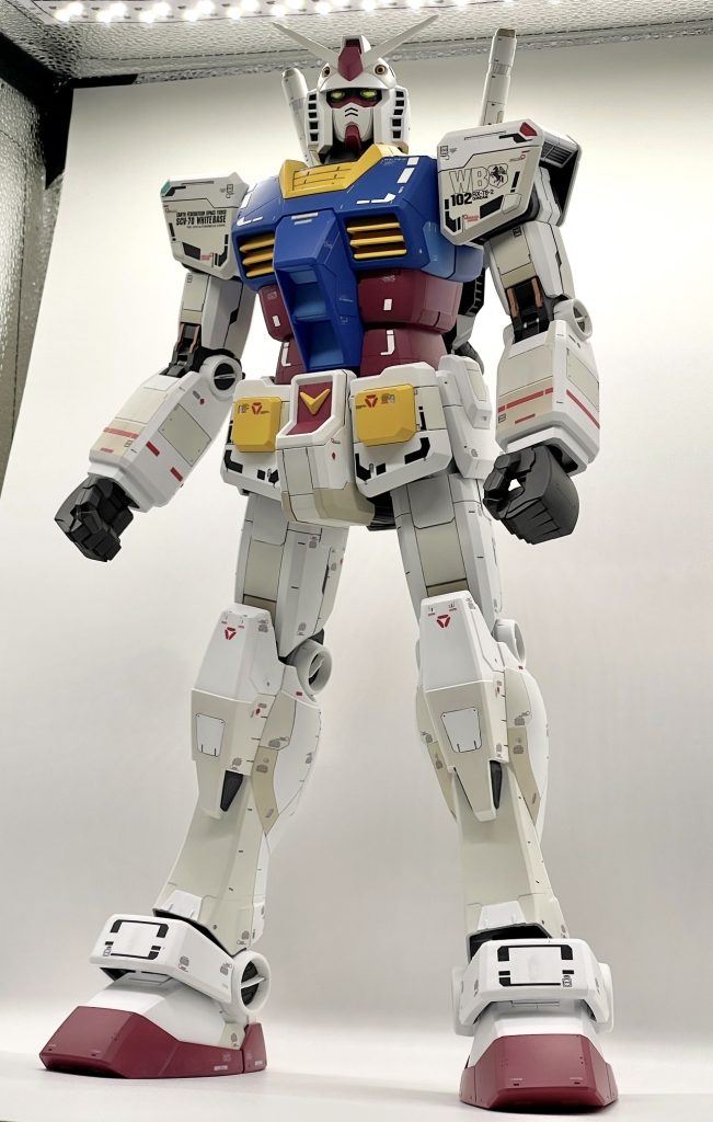 付属のデカールは使えないので、自分で撮影した画像やネット上のお台場立像画像を参考にインクジェット（赤）、レーザープリンター（黒）、テプラ（白文字）、カッティングシート（白ライン）にて自作しております。