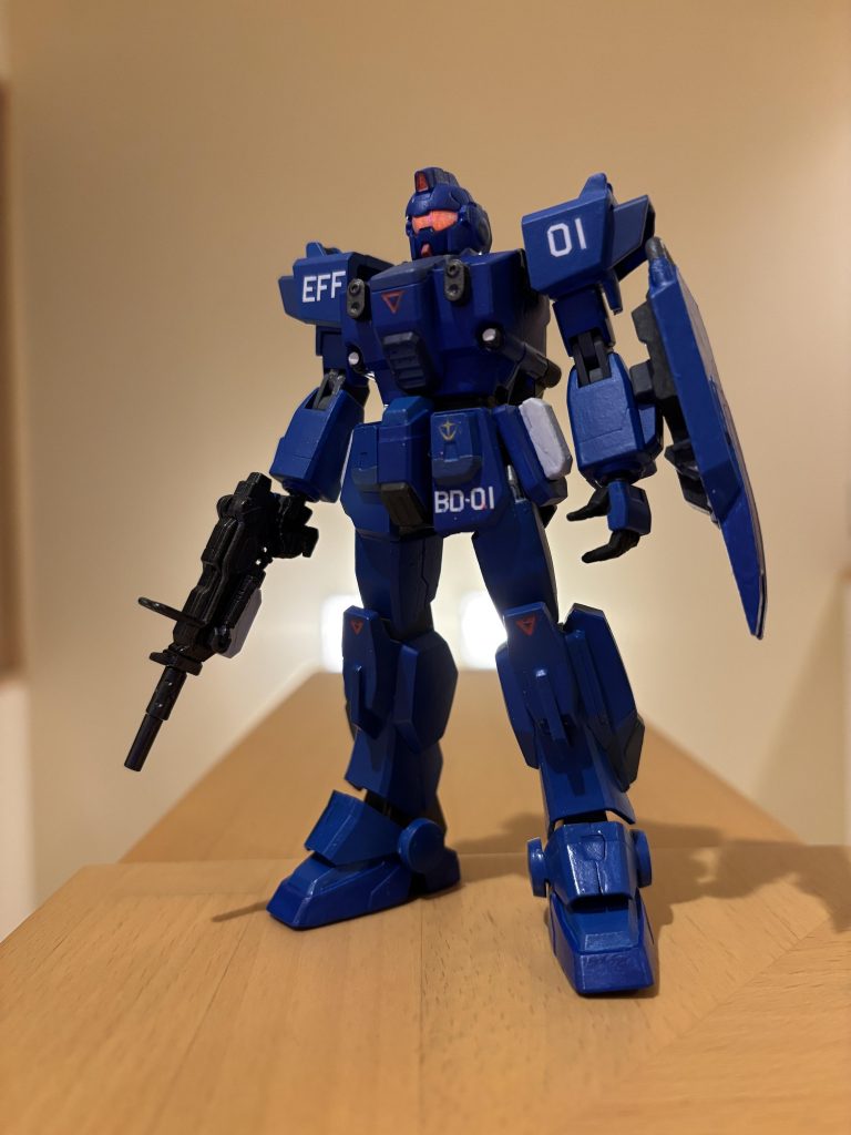 ガイアカラーのサーフェイサー、エヴォシルバーの後に、水性塗料で筆塗りです。濃い青はガンダムブルー、薄い青はインディブルーにフリーダムブルーをまぜてみました。ところどころにミディアムブルーで、少し変化をつけてみました。メインの青2色は、なるべく近い色味にして、現実兵器感が出たらいいなと思いました。