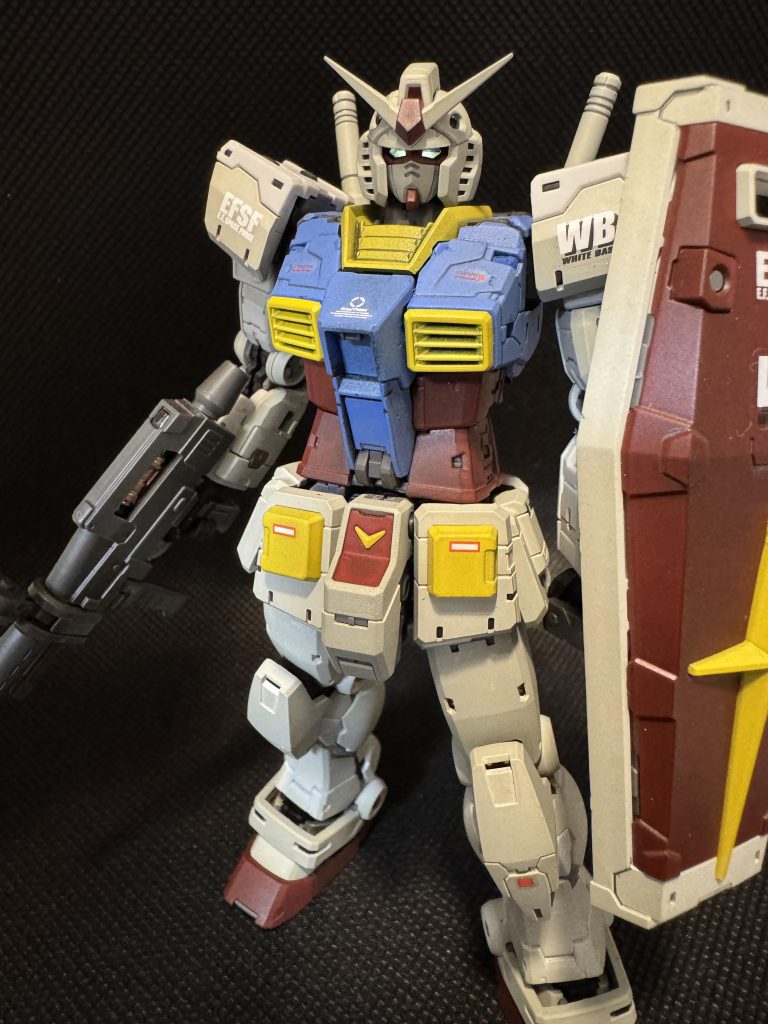 胴体の中を少し削って、スイッチを仕込み首の中心に穴をあけてケーブルを通して、頭部にライトを入れてます。