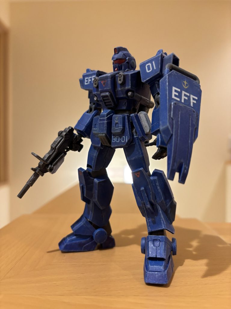 塗装を一通り終えたら、ソードストライクブルーでドライブラシエッジング。ぼんやりした感じになったので、もういっそと思い、ウェザリングマスターのグレーを全体にまぶし、その後つや消しトップコートで仕上げました。なんとなく、洗車とか戦闘機っぽい雰囲気になったと思います。