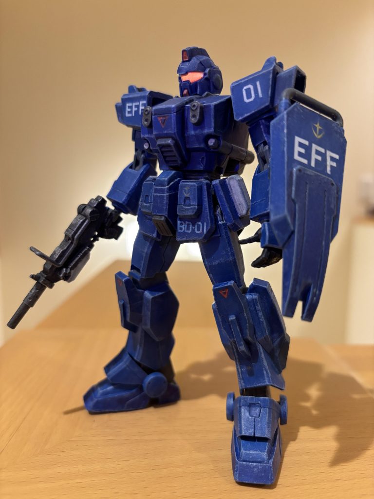 バイザーは蛍光塗料にブラックライトで光らせています。