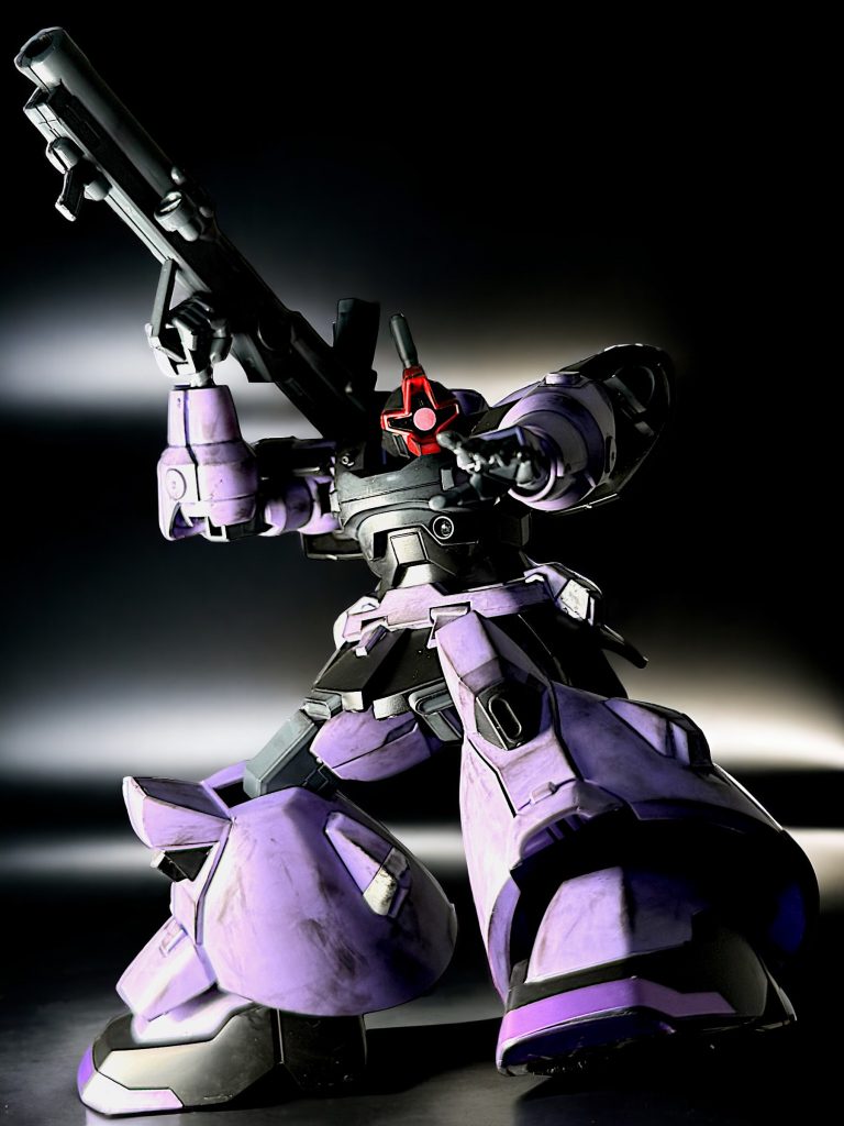 トルーパーは元祖ドムより細身のデザインですが、各箇所の特徴は変わらないため、まさにドム！という感じの見た目が堪らなく良いですね。 脚を少し上げても自立出来たので、躍動感のあるポーズとしています^_^