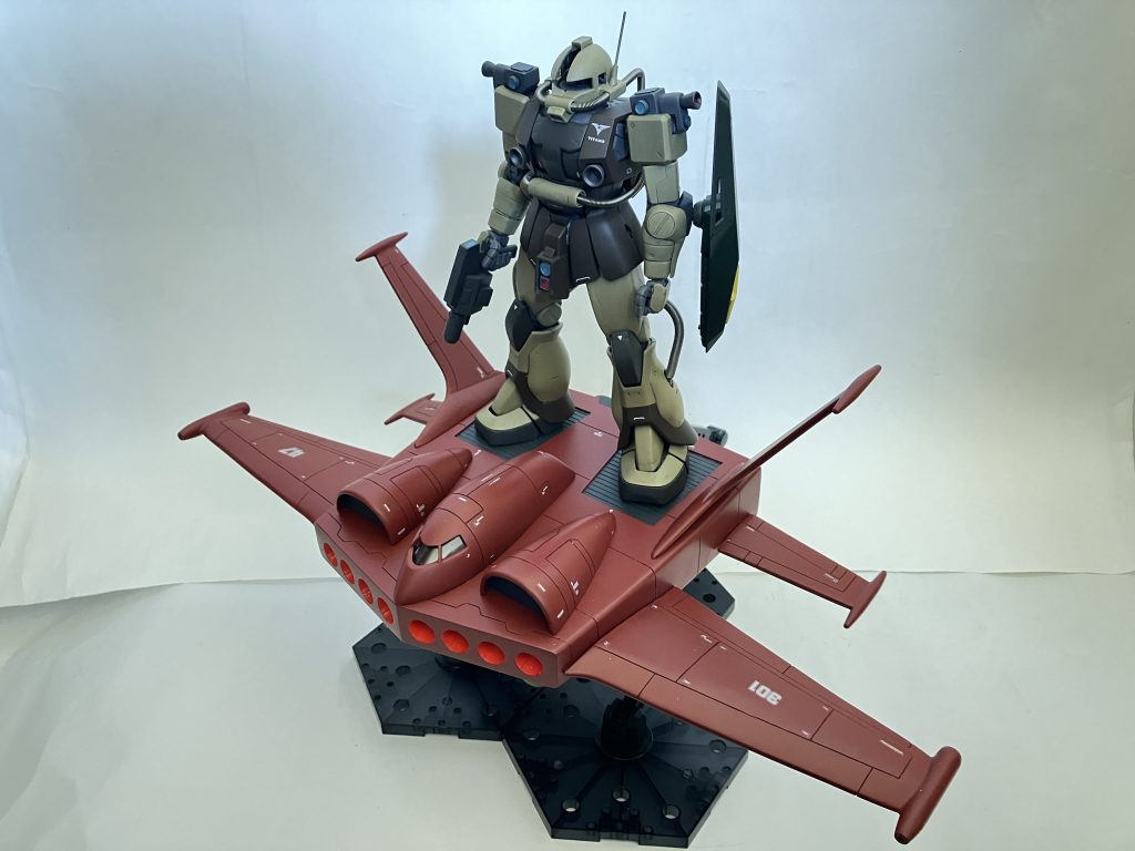 本当はザクを乗せてやりたかったのですが、ザクを改造してしまい持ち合わせがなく、ティターンズ仕様のザク強行偵察型を変わりに٩(๑❛ᴗ❛๑)۶ギレンの野暮で苦戦したザクとグフ