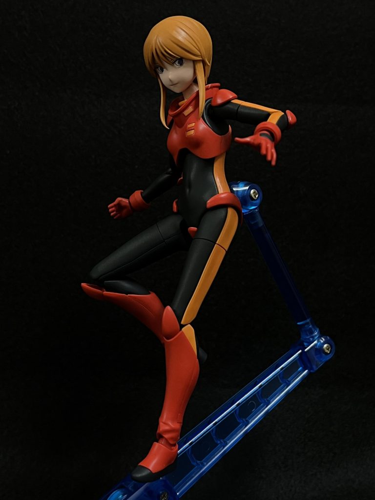 某シューティングゲームの箱絵のパイロット?のポーズです。キットの箱絵を見て、「あれ?ス◯ーソ◯ジャーの箱絵じゃね!?」って思いました。