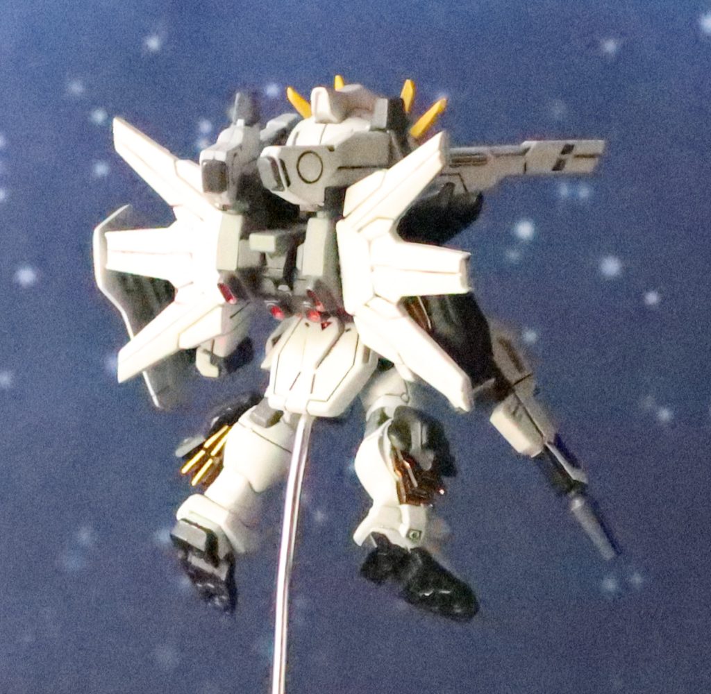 バックパックには、Gファルコンの接続用の出っ張りがあるので改造なしにコンバージのGファルコンが取り付け可能です。