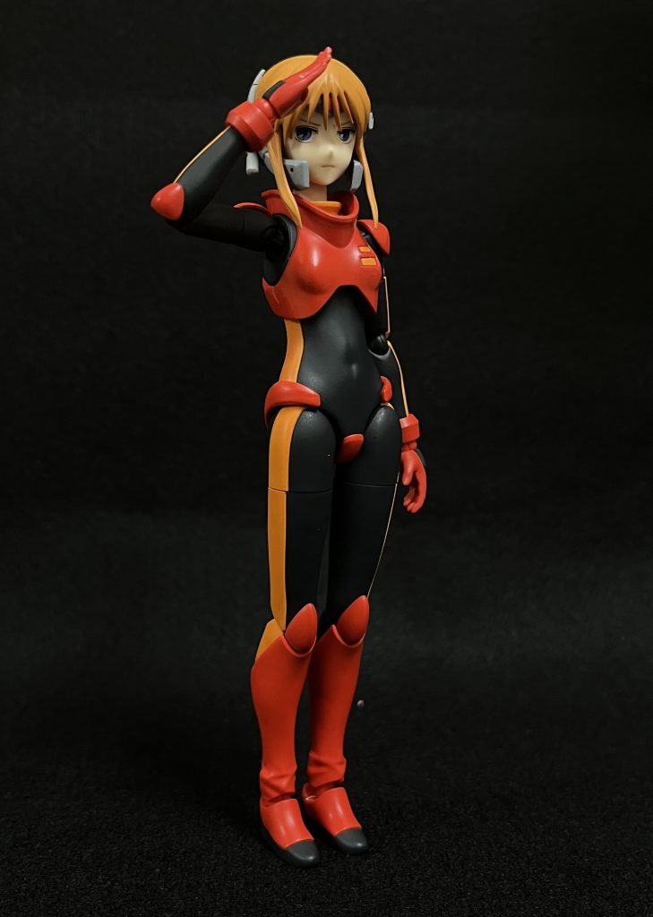 敬礼の手の平は外側に向けないのが正しい姿勢です(仕事で敬礼やりますので…)。