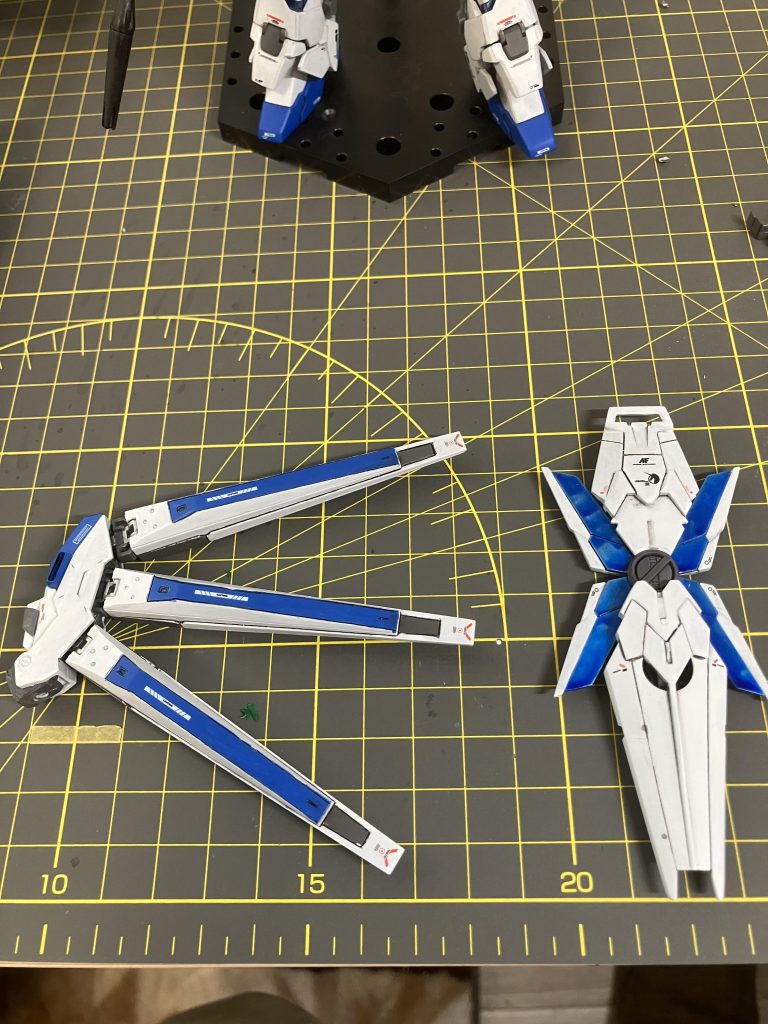HGハイニューガンダムからいただいたフィンファンネル。ファンネルラックの形状が合わない、と思ったのでプラ板とジャンクパーツで形状変更。