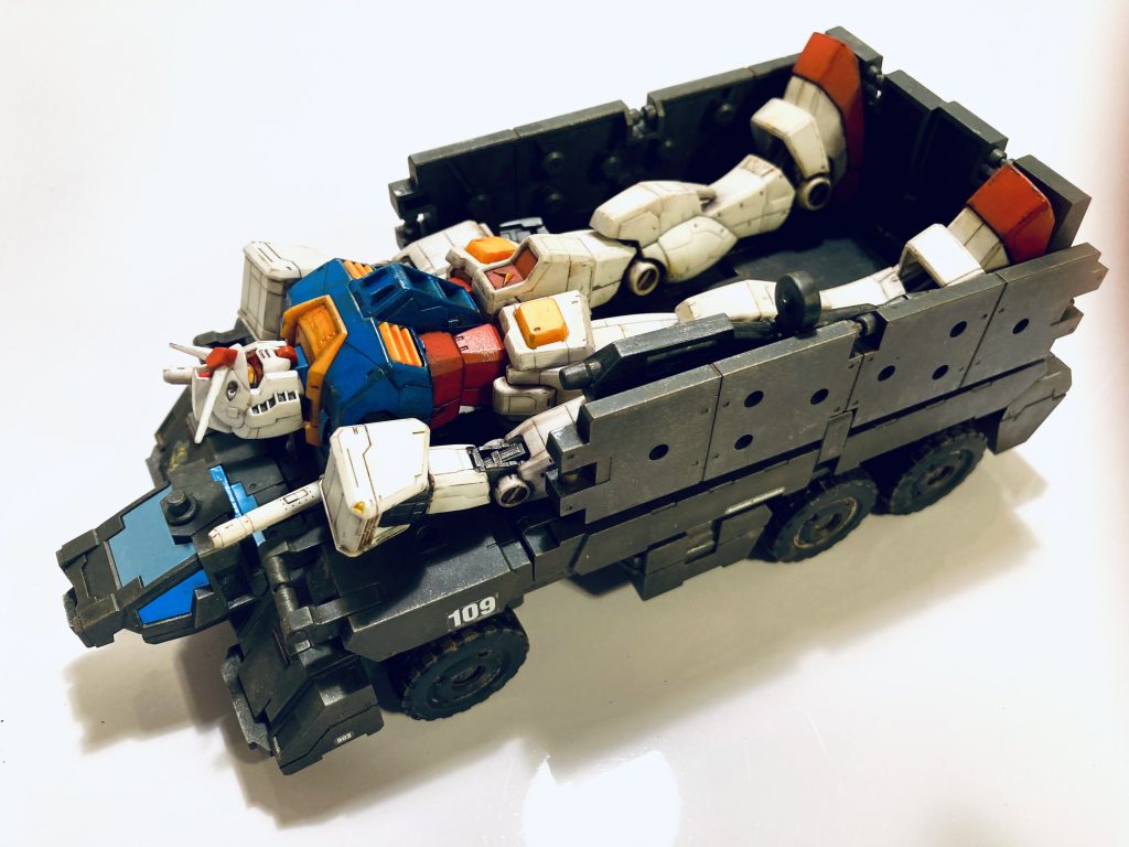 エグザビーグルなるトラック、ガンキャノンは収まり悪かったですが、ガンダムはピッタリ!完璧に収まりました!!😆お勧めです。