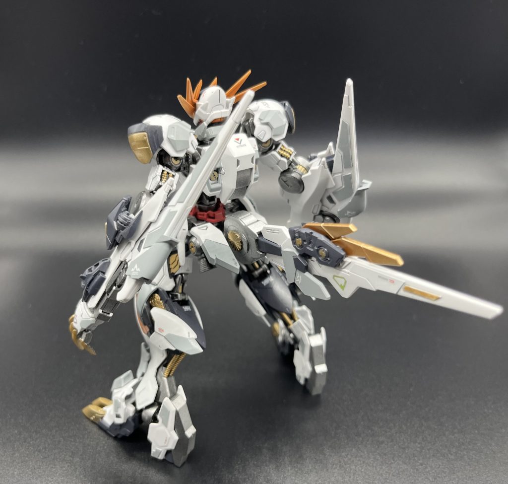 ガンダムバルバトスワイルドファングフォース「ワイルドファング」のリーダー機であり、鉄血本編のルプスレクス同様接近戦を得意とする。フォースリーダーでありながら団体戦より一対一の決闘を好む。…という設定です。 